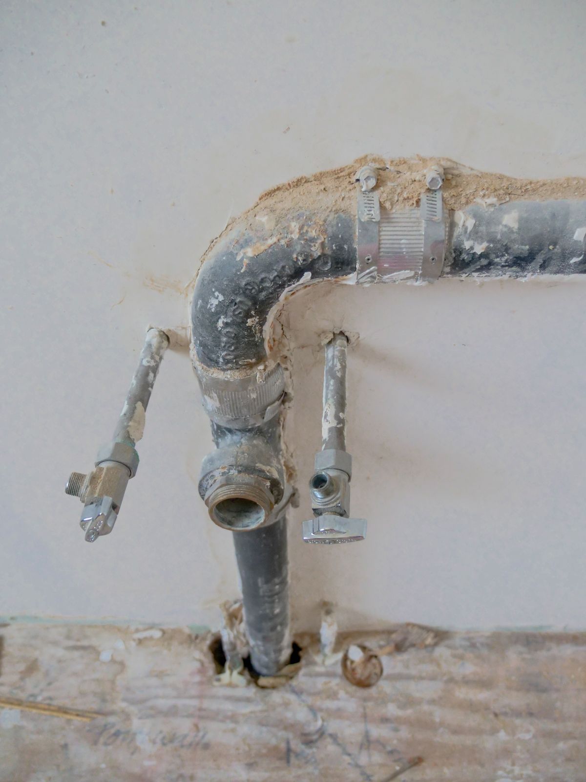 Exposed plumbing pipes delivering clean, treated water to every faucet in a North Florida home