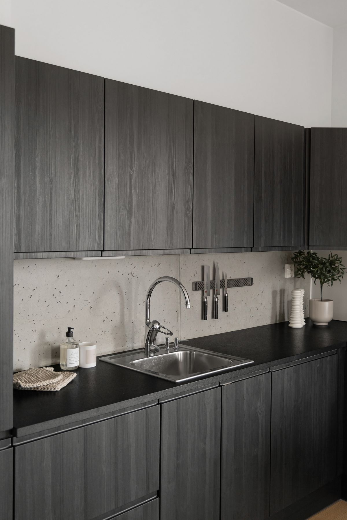 A clean kitchen sink free of orange iron stains, thanks to iron and sulfur filtration